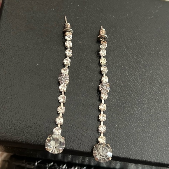 ๐๐๐๐Vintage Dark Grey and Clear Crystal Dangle Earrings - Picture 2 of 8